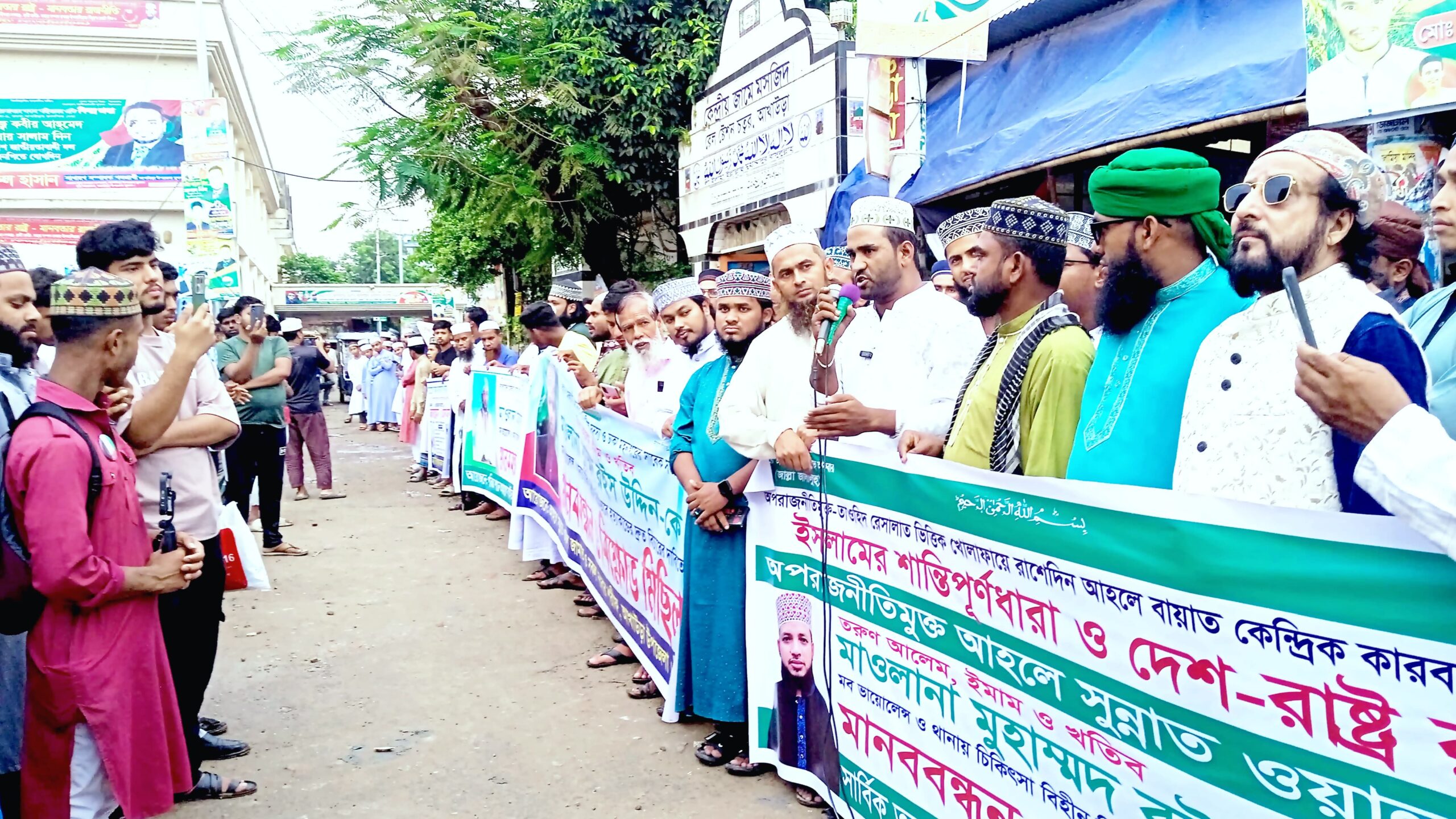 গাজীপুরে ইমাম রইস উদ্দিন হত্যা: বিচারের দাবিতে আখাউড়ায় মানববন্ধন ও বিক্ষোভ মিছিল।