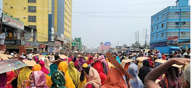 বকেয়া বেতনের দাবিতে টঙ্গীতে শ্রমিকদের সড়ক অবরোধ