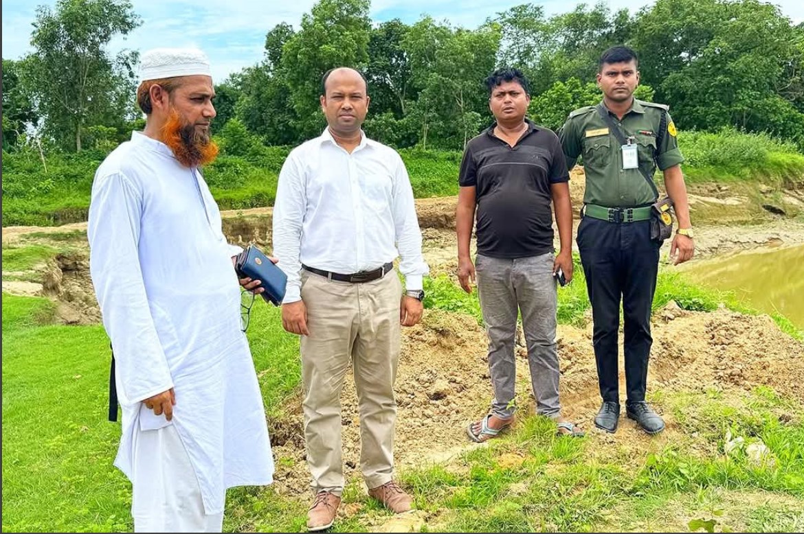 আখাউড়ায় হাওড়া নদীর পাড় কেটে মাটি বিক্রি, ভ্রাম্যমাণ আদালতে ১ লাখ টাকা জরিমানা।