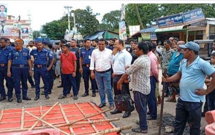 আখাউড়ায় রেলওয়ের জমিতে গড়ে ওঠা ২৫টি অবৈধ দোকান উচ্ছেদ।