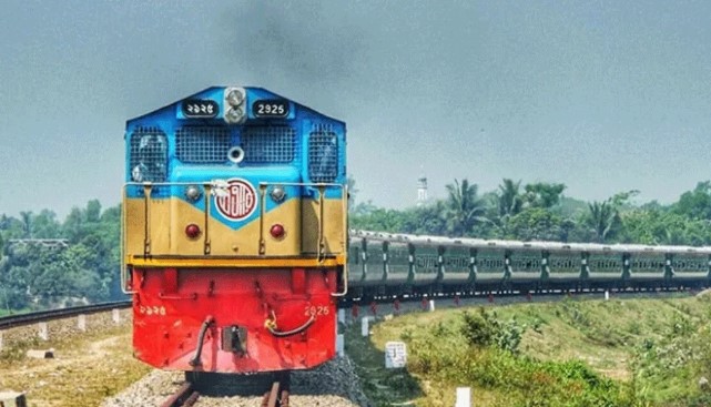 অতিরিক্ত যাত্রাবিরতির চাপে রেলওয়ে, ব্যাহত আন্তঃনগর ট্রেনের গতি ও সেবা