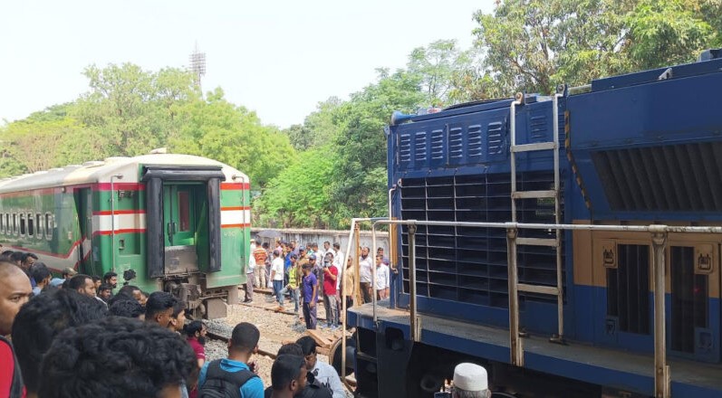 রাজশাহী রেলওয়ে স্টেশনে বনলতা ট্রেনের বগি লাইনচ্যুত, ট্রেন চলাচল বন্ধ