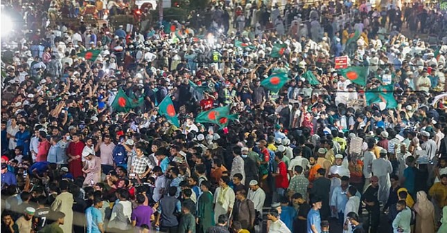 শাহবাগে দ্বিতীয় দিনের মতো উত্তাল ছাত্র-জনতার বিক্ষোভ