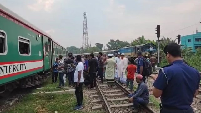 ব্রাহ্মণবাড়িয়ায় মালবাহী ট্রেন উদ্ধারের পরই লাইনচ্যুত কক্সবাজার এক্সপ্রেস
