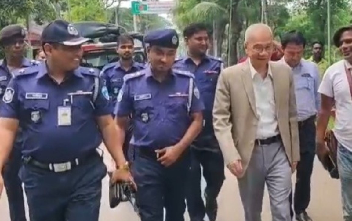 আখাউড়া চেকপোস্ট হয়ে ভারতে গেলেন সন্তু লারমা
