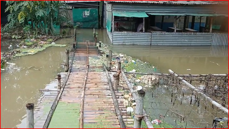আখাউড়ায় ভারত থেকে নেমে আসা পাহাড়ি ঢল ও টানা বৃষ্টিতে বন্যায় প্লাবিত