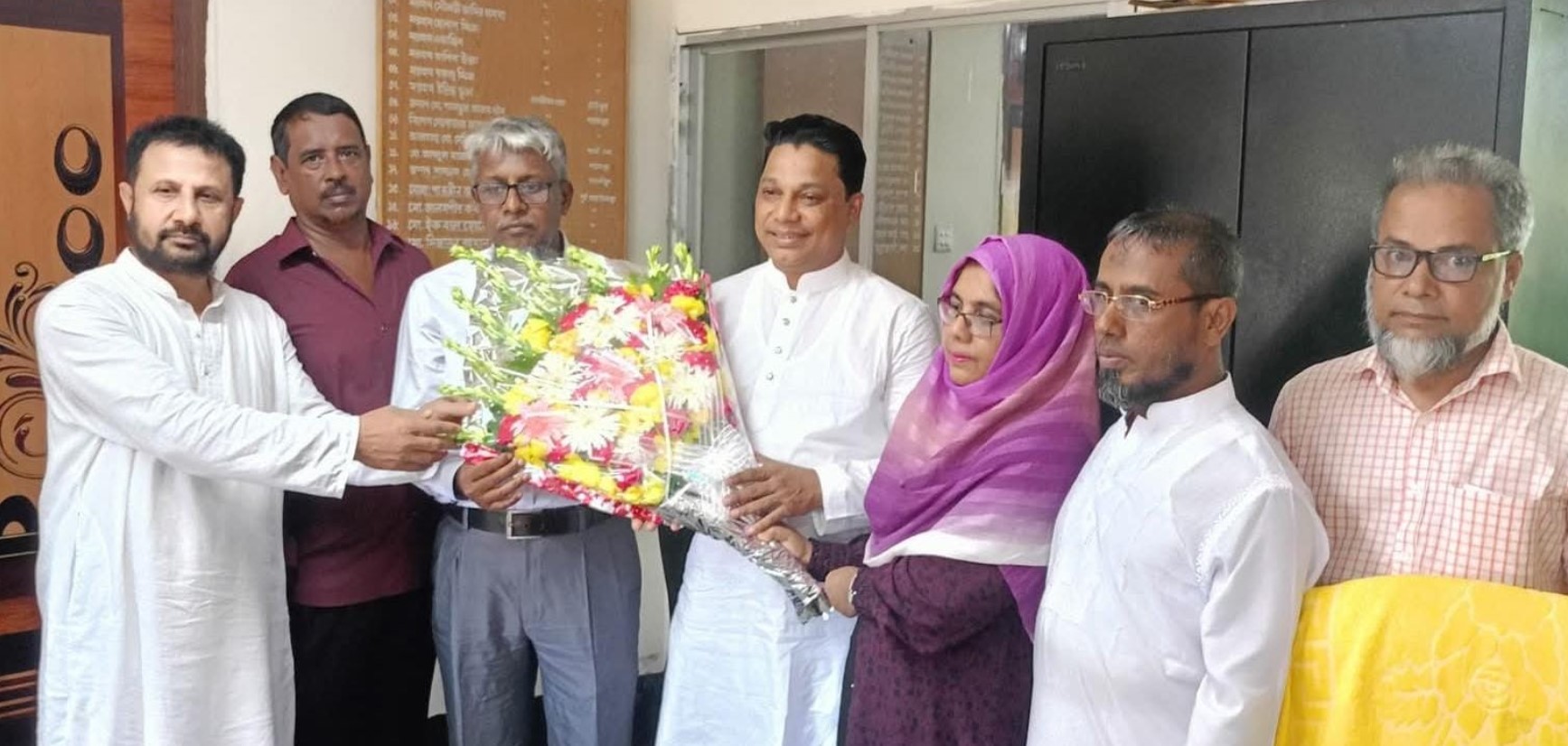 ময়নামতিতে এডহক কমিটির নব নির্বাচিত সভাপতিকে ফুলেল সংবর্ধনা