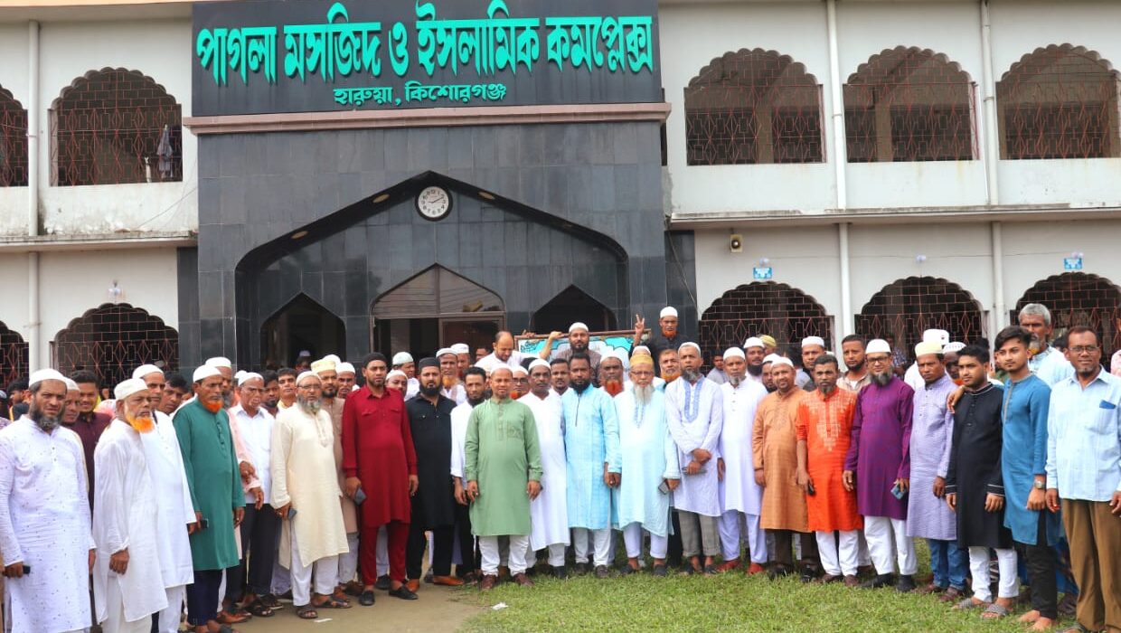 ১২০ জন নেতা-কর্মী নিয়ে পাগলা মসজিদে শাহেদ আলী নামাজ আদায়