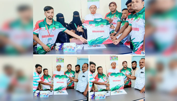 আখাউড়া ব্লাড ফাউন্ডেশন এর মানবিক কর্মীদের টি-শার্ট উপহার।