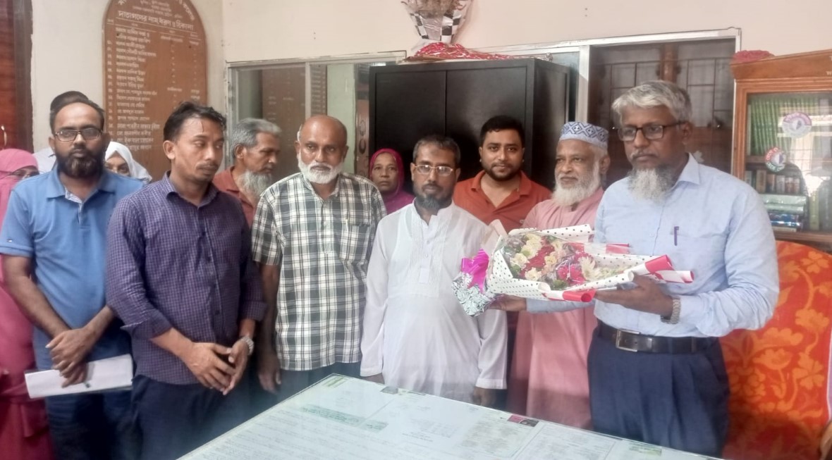 অধ্যক্ষ শাহজাহান ভূঁইয়াকে ফুলেল শুভেচ্ছা জানালেন প্রতিষ্ঠানের শিক্ষক-শিক্ষিকাবৃন্দ