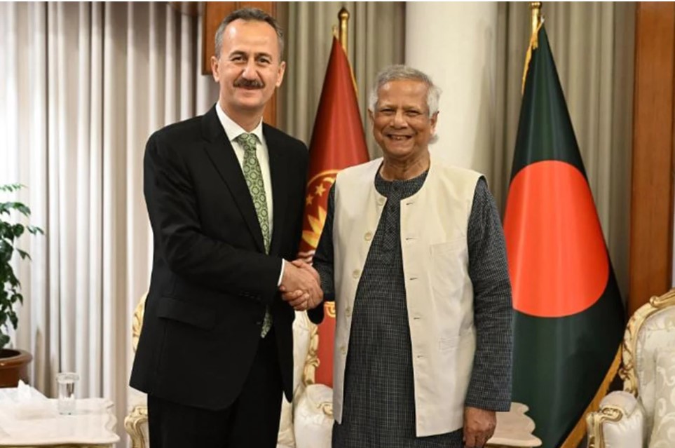 প্রধান উপদেষ্টার সঙ্গে তুরস্কের প্রতিরক্ষা শিল্প প্রধানের দ্বিপক্ষীয় সাক্ষাৎ