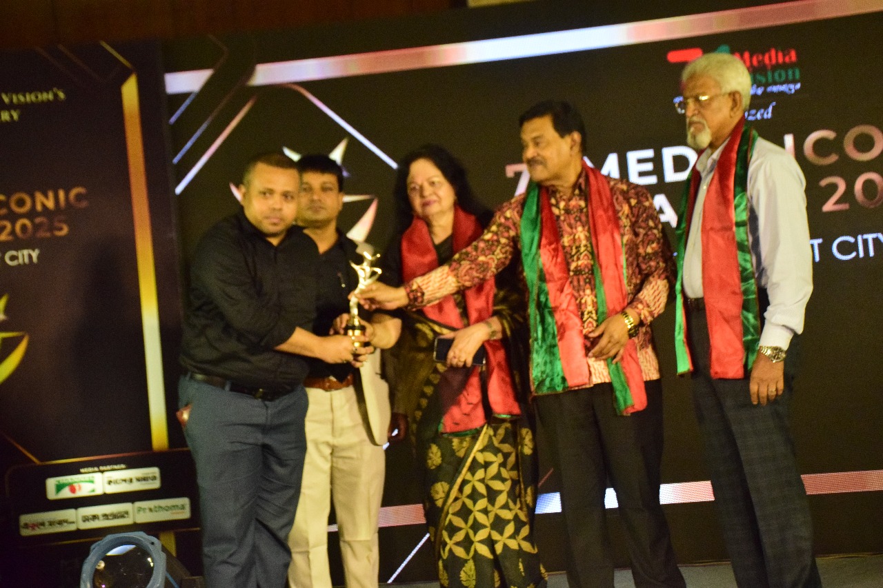 ৭১ মিডিয়া আইকনিক অ্যাওয়ার্ড এ বিশেষ সম্মাননায় ভূষিত হন; লেখক রিফাত মাহবুব সাকিব