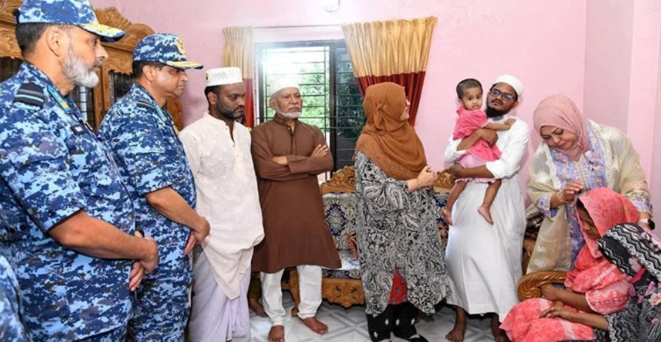 বিমান দুর্ঘটনায় নিহতদের পরিবারের সাথে বাহিনী প্রধানের সাক্ষাৎ
