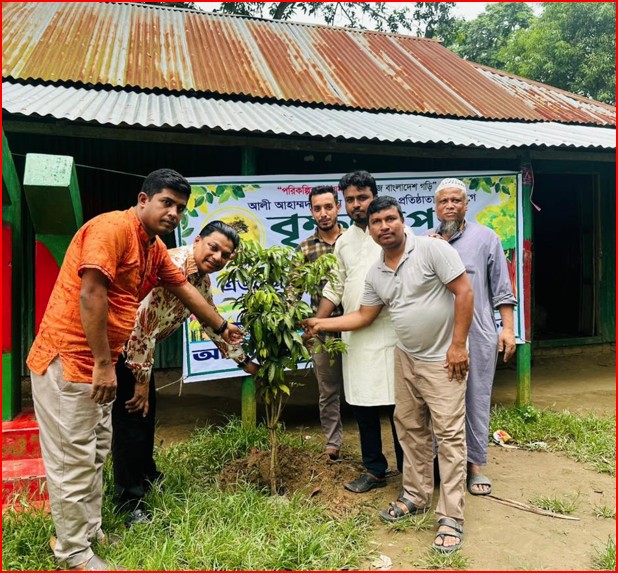 ময়নামতি উচ্চ বিদ্যালয় ও কলেজের এডহক কমিটির সভাপতিকে ফুলেল শুভেচ্ছা