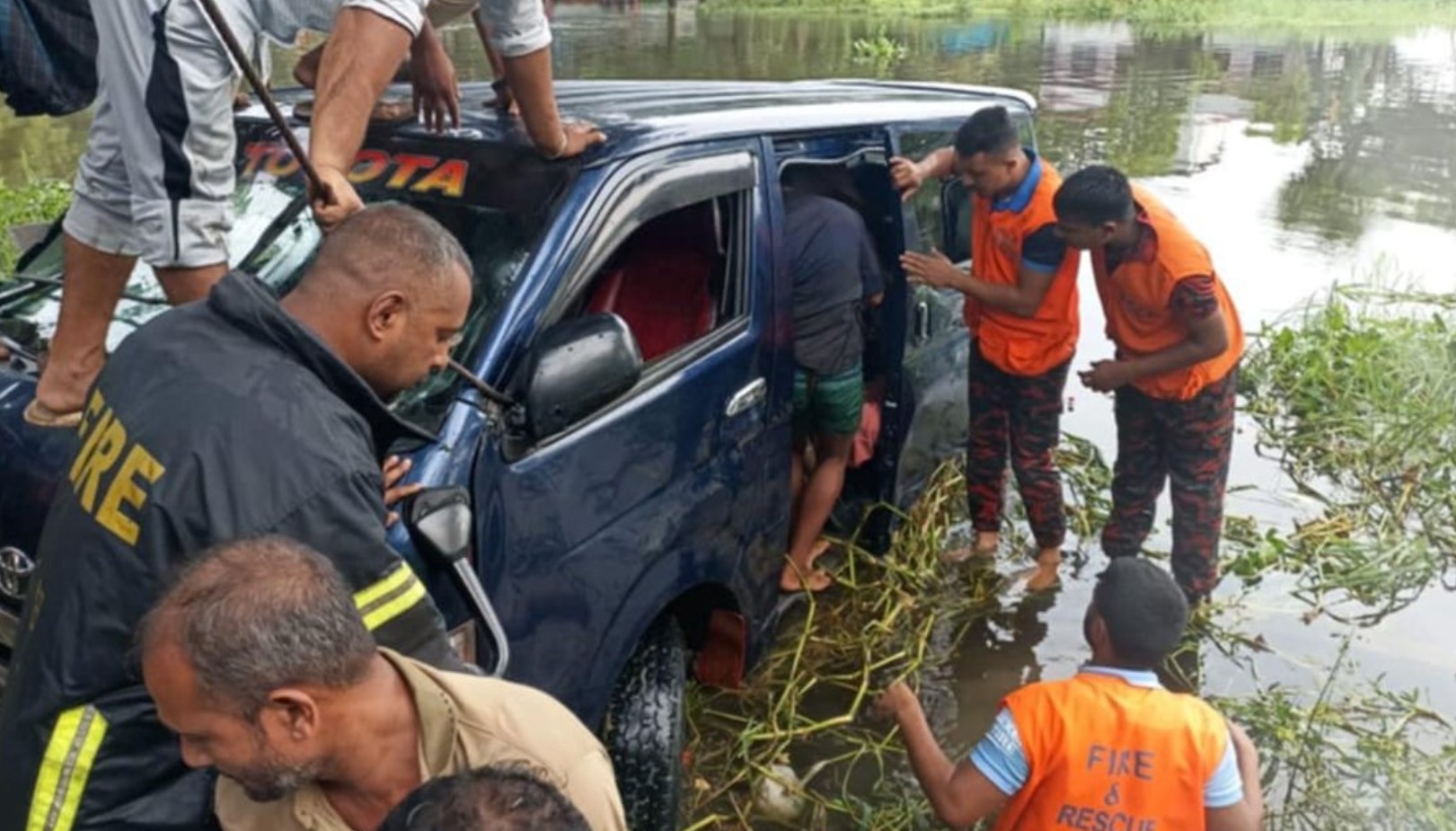 নোয়াখালীতে মাইক্রোবাস দুর্ঘটনায় একই পরিবারের ৭ জনের মৃত্যু