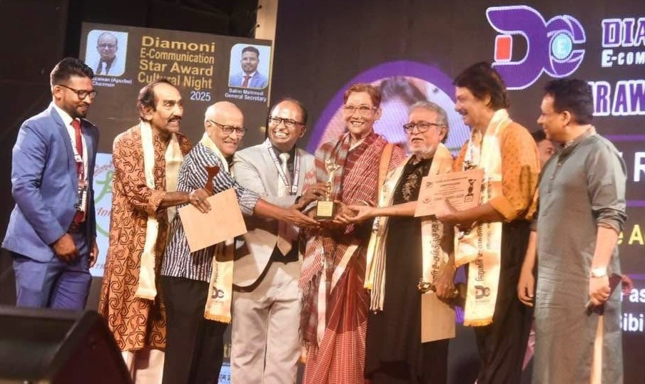 জমকালো আয়োজনে অনুষ্ঠিত হলো দিয়ামনি ই - কমিউনিকেশন স্টার এ্যাওয়ার্ড