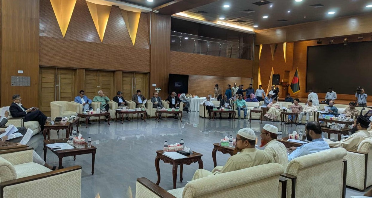 জুলাই সনদ বাস্তবায়নের উপায় নিয়ে ঐক্যমত্য কমিশনের বৈঠক শুরু