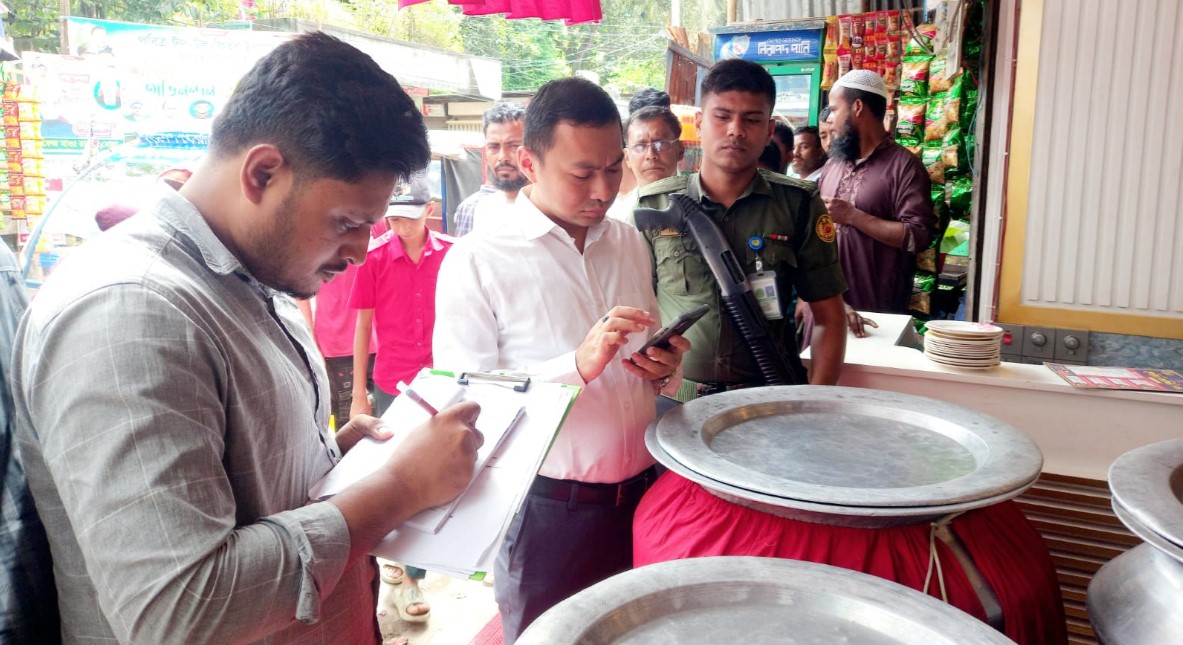 ট্রেড লাইসেন্স পরিদর্শন অভিযানে আখাউড়ায় দুই ব্যবসায়ীকে জরিমানা।
