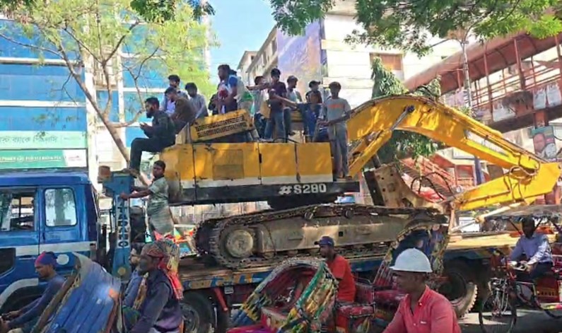 ধানমন্ডি ৩২ নম্বরে নেওয়া হচ্ছে দুটি বুলডোজার