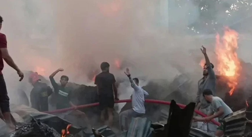 গাজীপুরে রেললাইন সংলগ্ন অগ্নিকাণ্ডে পাঁচটি বস্তার গুদাম পুড়ে ছাই