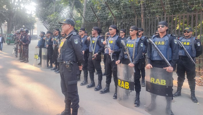সর্বোচ্চ সতর্কতায় ট্রাইব্যুনালে আনা হলো ১৩ সেনা কর্মকর্তাকে