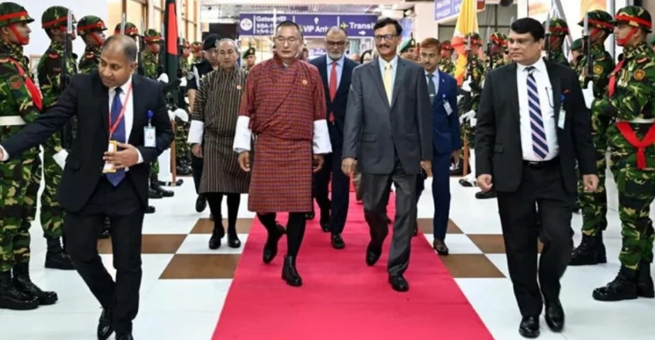 রাষ্ট্রীয় সফর শেষে ঢাকা ত্যাগ করলেন ভুটানের প্রধানমন্ত্রী শেরিং তোবগে