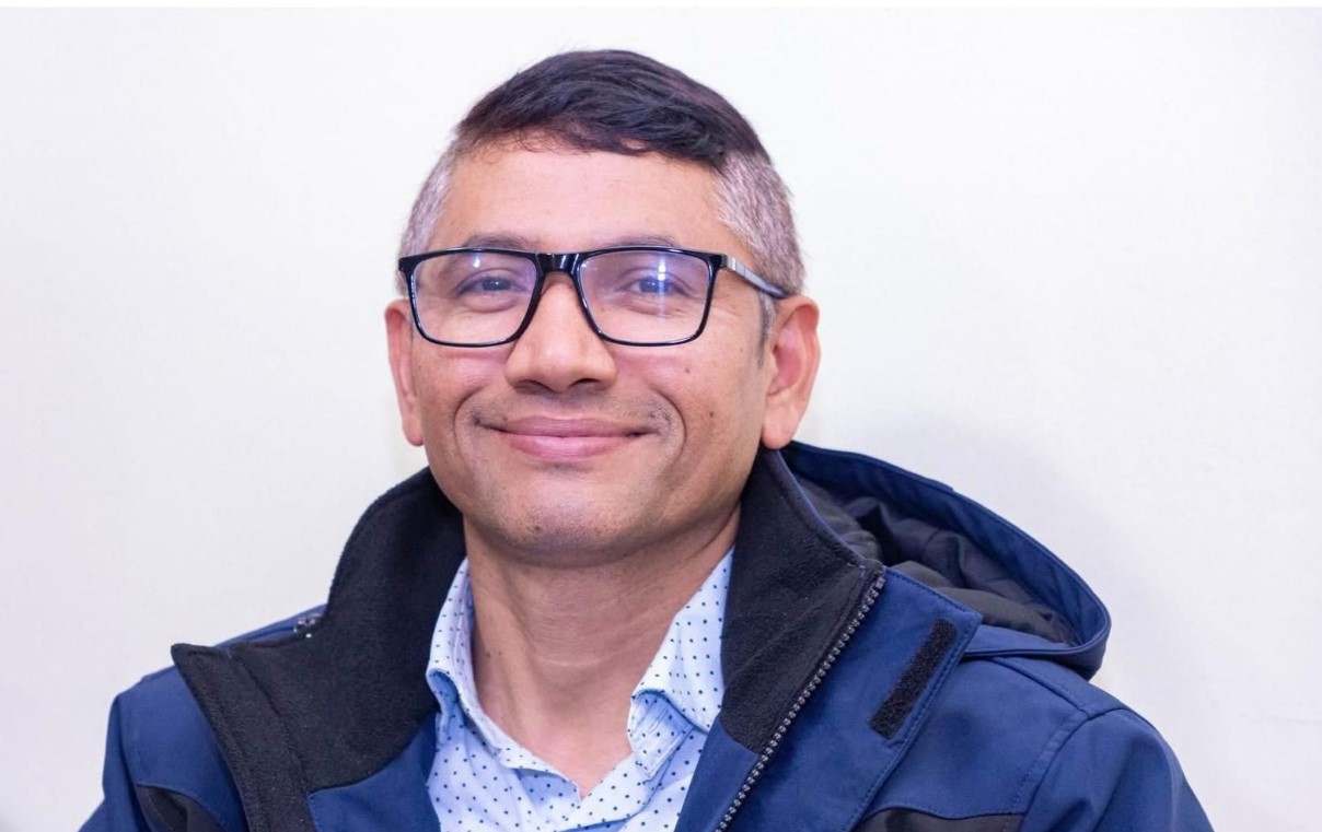 সবুজের মাঝে লাল