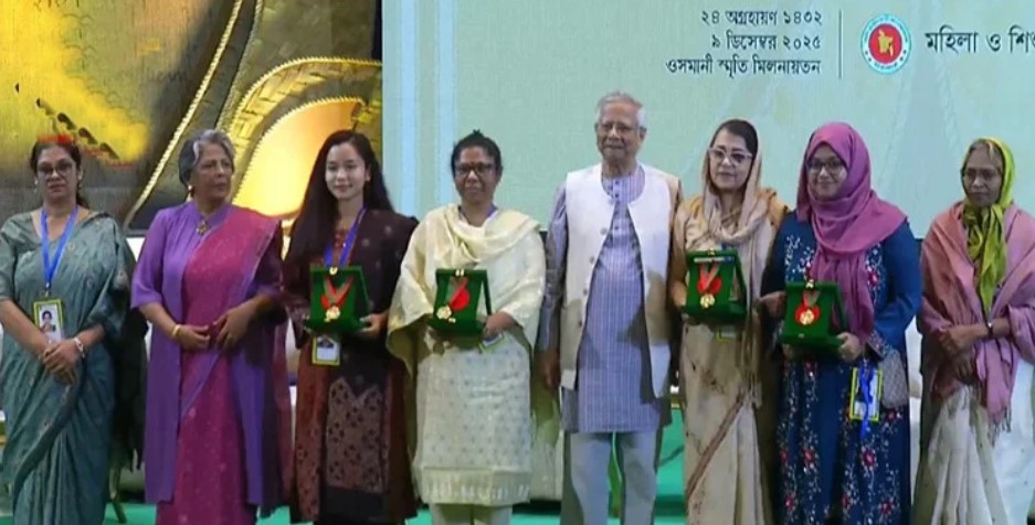 ৪ বিশিষ্ট নারীর হাতে বেগম রোকেয়া পদক তুলে দিলেন প্রধান উপদেষ্টা