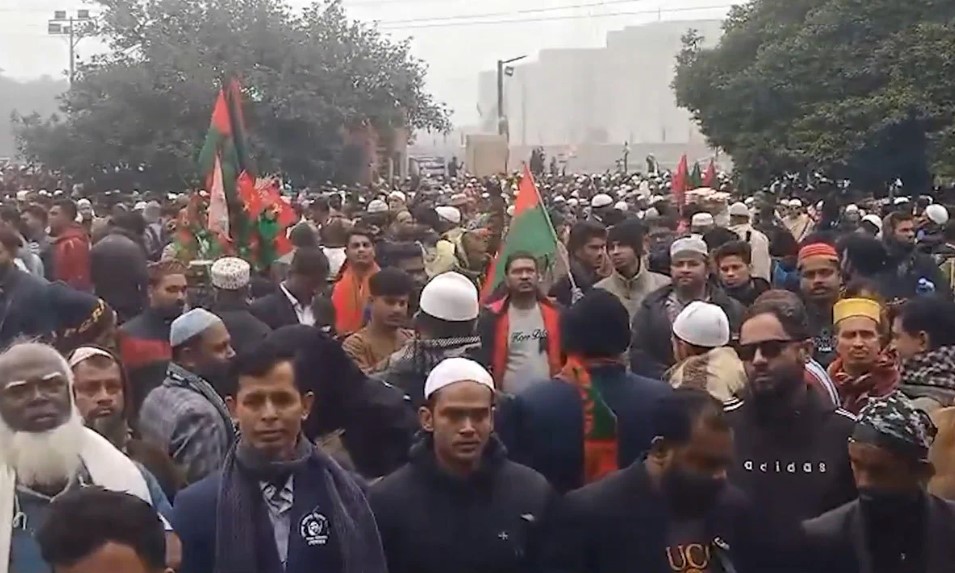 জানাজায় অংশ নিতে মানিক মিয়া অ্যাভিনিউ অভিমুখে জনস্রোত