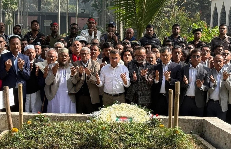 শহীদ ওসমান হাদির কবর জিয়ারত করলেন তারেক রহমান