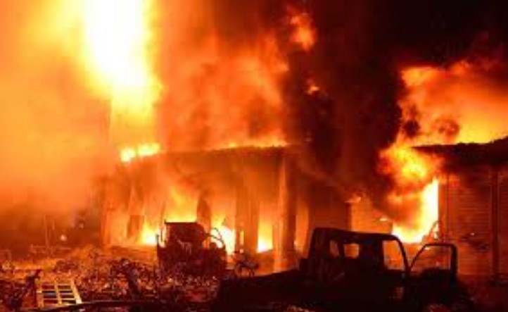 আখাউড়ায় তুলার কারখানায় ভয়াবহ অগ্নিকাণ্ডে ২০ লাখ টাকার ক্ষয়ক্ষতি