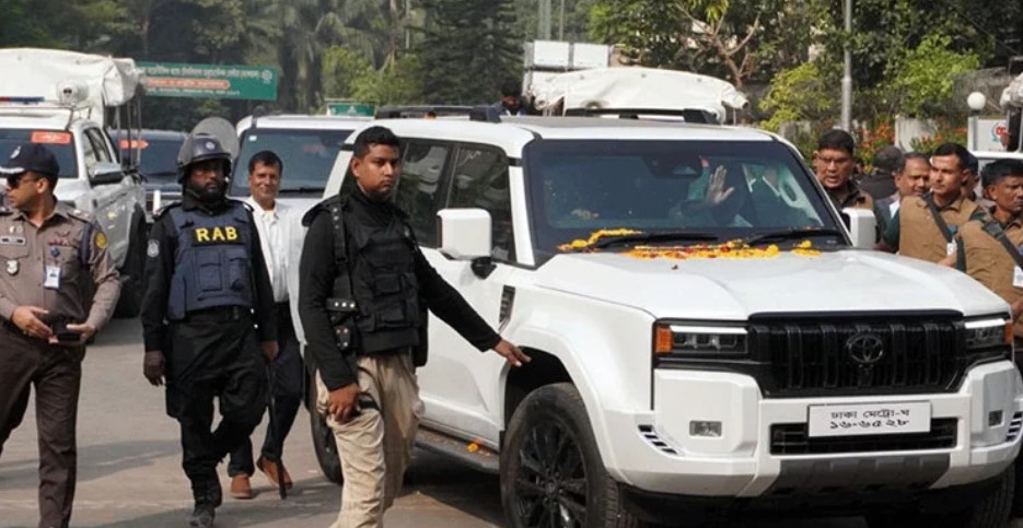 তারেক রহমানের চলন্ত গাড়িতে খাম লাগিয়ে উধাও বাইকার