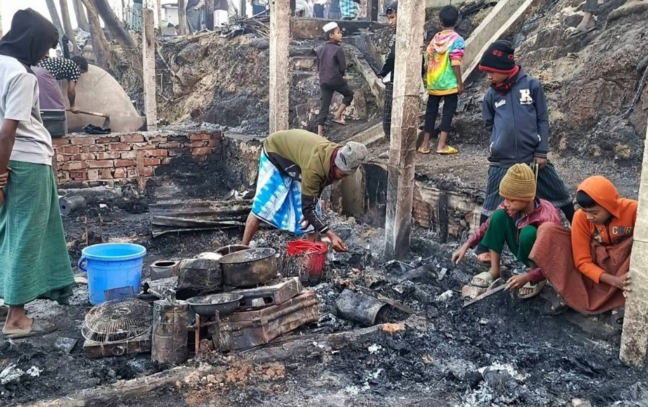 উখিয়ার রোহিঙ্গা ক্যাম্পে ভয়াবহ অগ্নিকাণ্ড ৪০০ ঘর পুড়ে ছাই