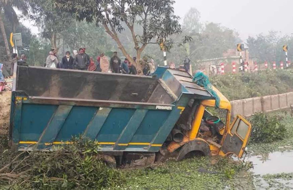 নওগাঁয় ভয়াবহ সড়ক দুর্ঘটনা, ডাম্প ট্রাকের চাপায় ৫ জন নিহত