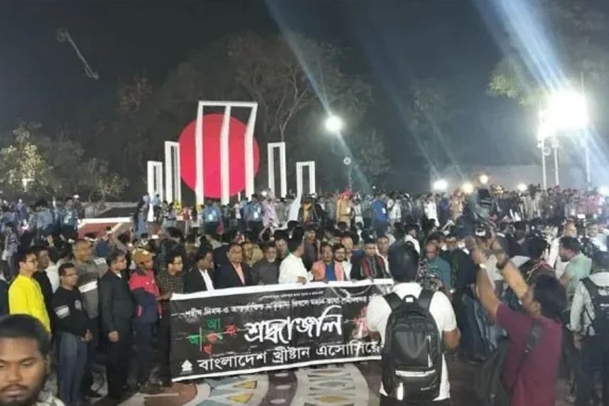 কেন্দ্রীয় শহীদ মিনারে সর্বস্তরের মানুষের ঢল