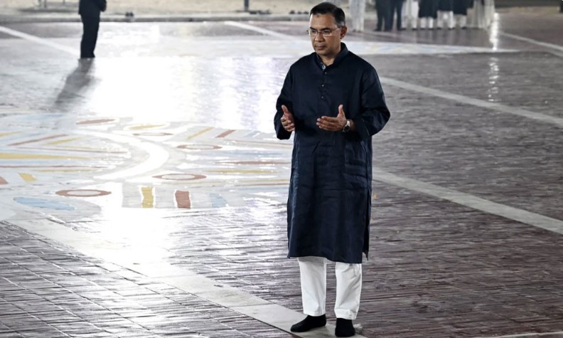 ইতিহাসে প্রথমবারের মতো শহীদ মিনারে শহীদদের মাগফিরাত কামনায় দোয়া প্রধানমন্ত্রীর