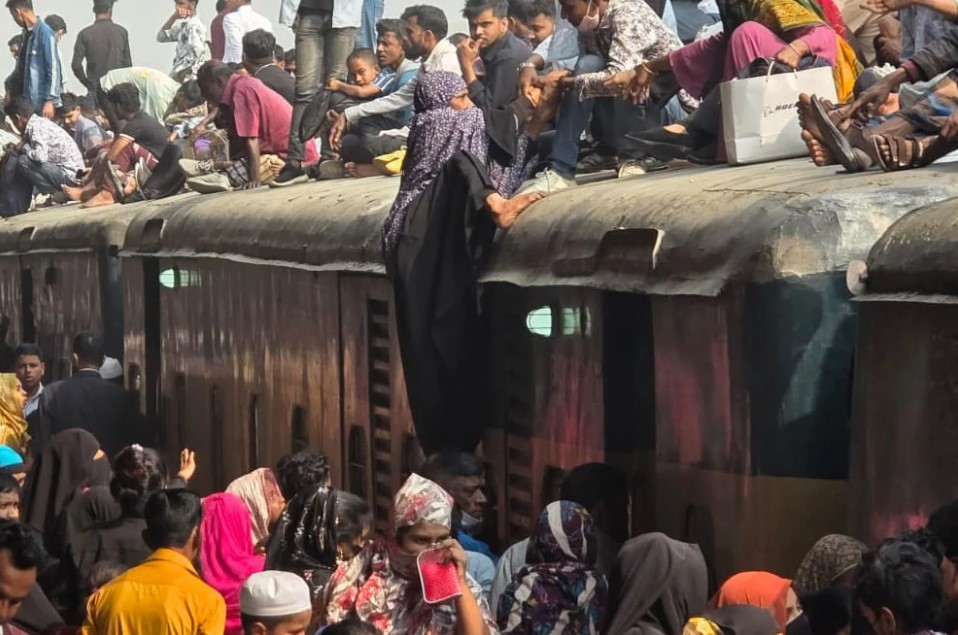 নির্বাচন ও গণভোটকে কেন্দ্র করে ঘরমুখো মানুষের উপচে পড়া ভিড়