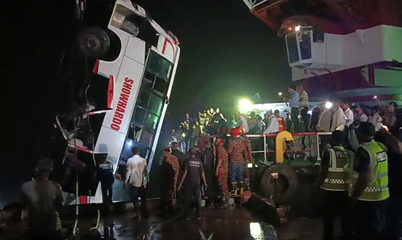 দৌলতদিয়ায় বাসডুবির ঘটনায় মৃত্যুর সংখ্যা বেড়ে ২৫