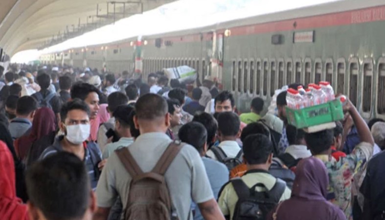ঈদের ছুটির শুরুতেই কমলাপুর স্টেশনে উপচে পড়া ভিড়, সময়মতো ছাড়ছে ট্রেন