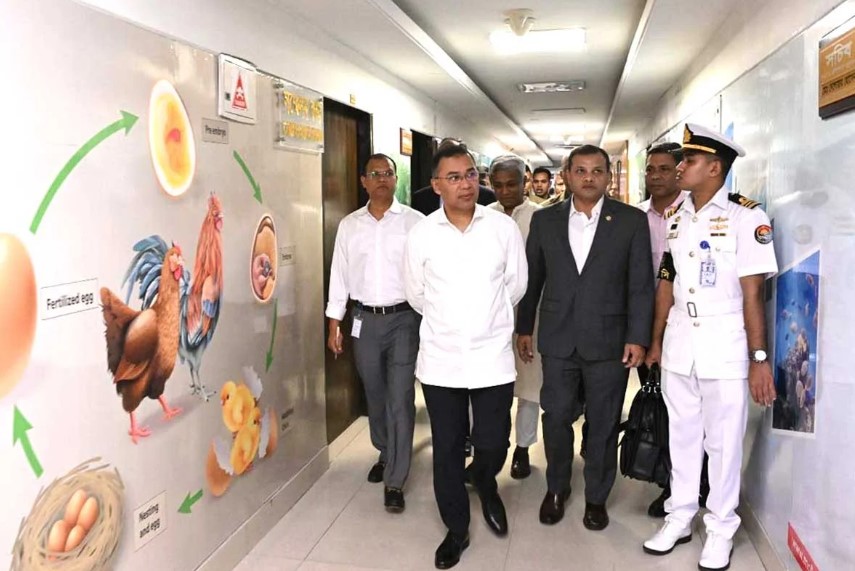 সচিবালয়ের বিভিন্ন দপ্তরে প্রধানমন্ত্রীর হঠাৎ পরিদর্শন