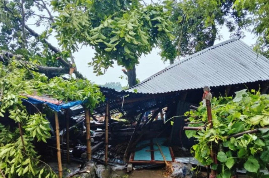 জামালপুরে ঝড়ে প্রাণ গেল একই পরিবারের ৩ জনের