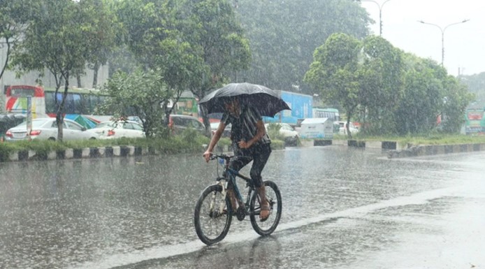 সাত সকালে মুষলধারে বৃষ্টি, বিপাকে অফিসগামী মানুষ